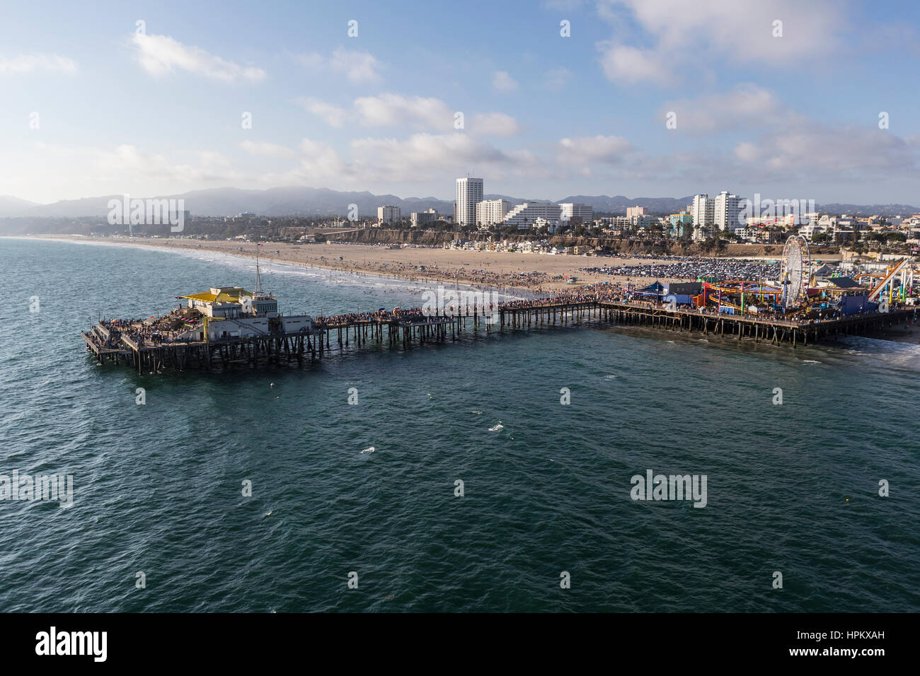 Santa Monica, Californie, USA - 6 août 2016 : Vue aérienne de l'océan Pacifique et populaire la jetée de Santa Monica, près de Los Angeles. Banque D'Images