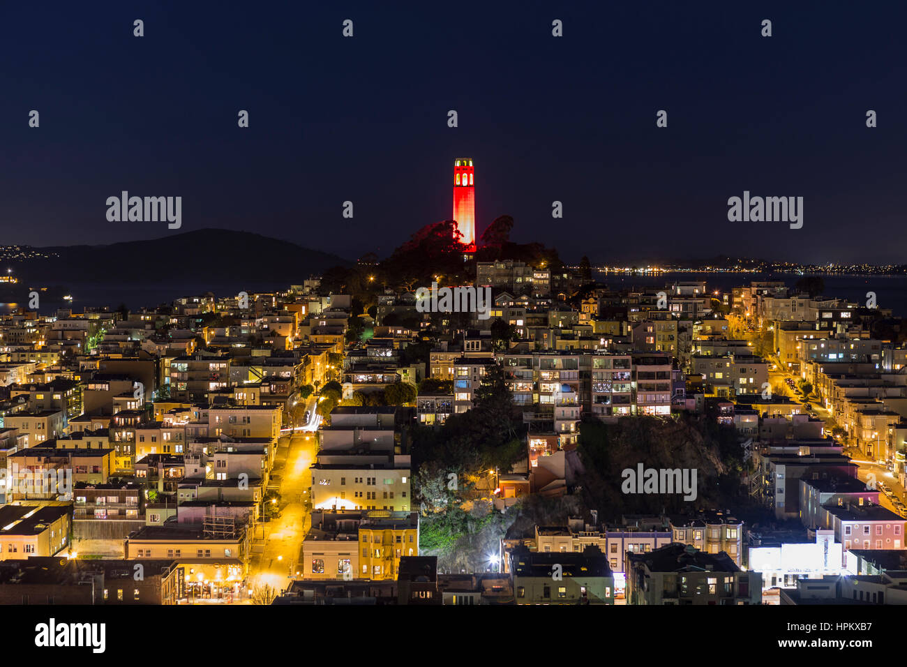 Editorial vue nocturne de la Coit Tower avec éclairage de couleur. Banque D'Images