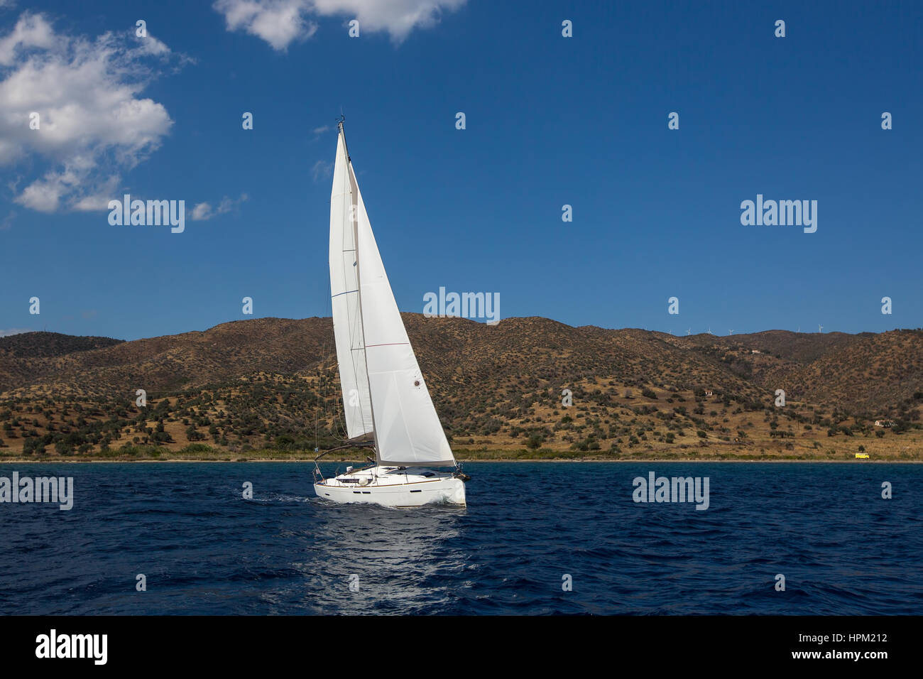 Yachts bateau à voiles blanches dans la mer ouverte. Bateau à voile. Banque D'Images