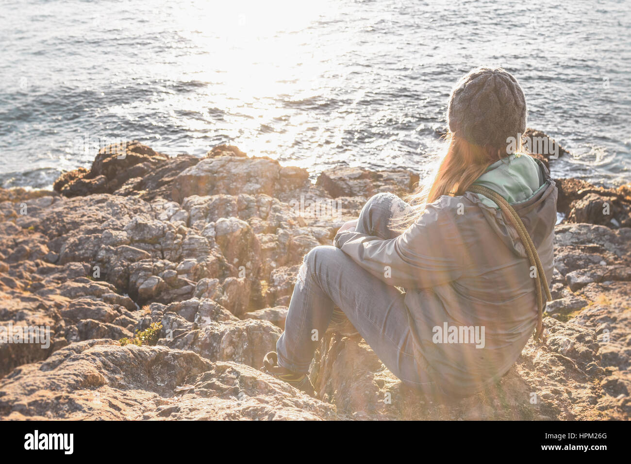 Aventurier femelle profiter du soleil par l'eau Banque D'Images