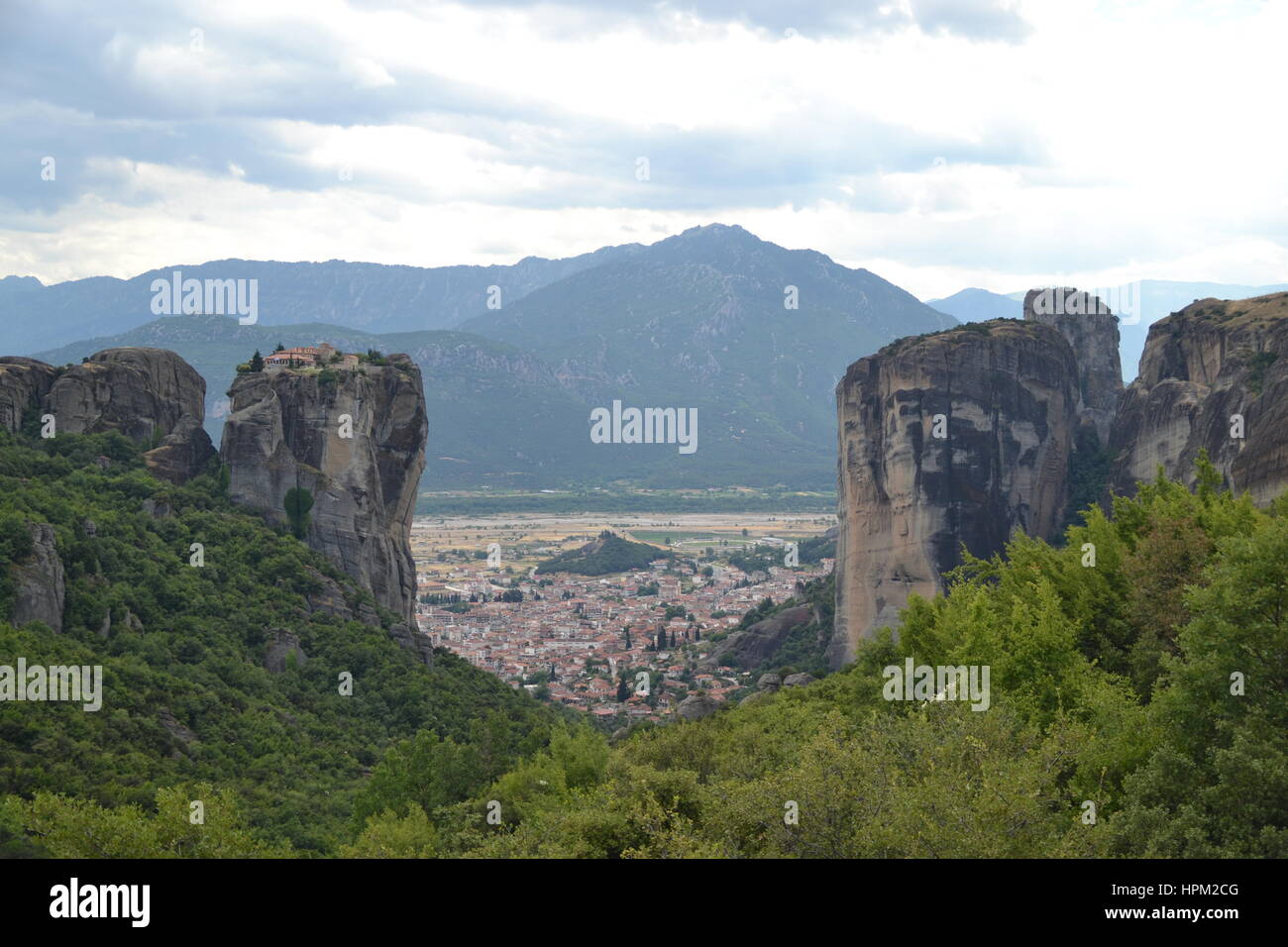 Meteora est formation d'immenses piliers monolithiques et collines-comme d'énormes rochers arrondis qui dominent la région. colonnes énormes et unique rock Banque D'Images