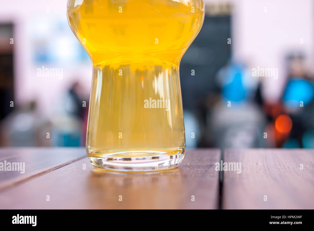 Verre de bière sur le bord de la table Banque D'Images