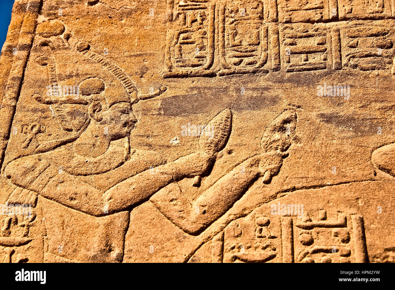 Chiffre pharaonique (peut-être le dieu Osiris) au temple de Philae, ou Temple d'Isis à Philae Island Banque D'Images