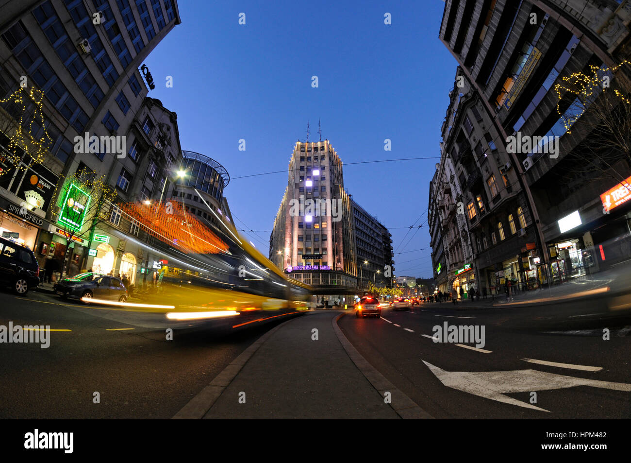 Belgrade, Serbie, centre-ville vue depuis la rue Knez Mihajlova à Terazije avec l'Albanie Palace au milieu avec lighttrails de circulation Banque D'Images