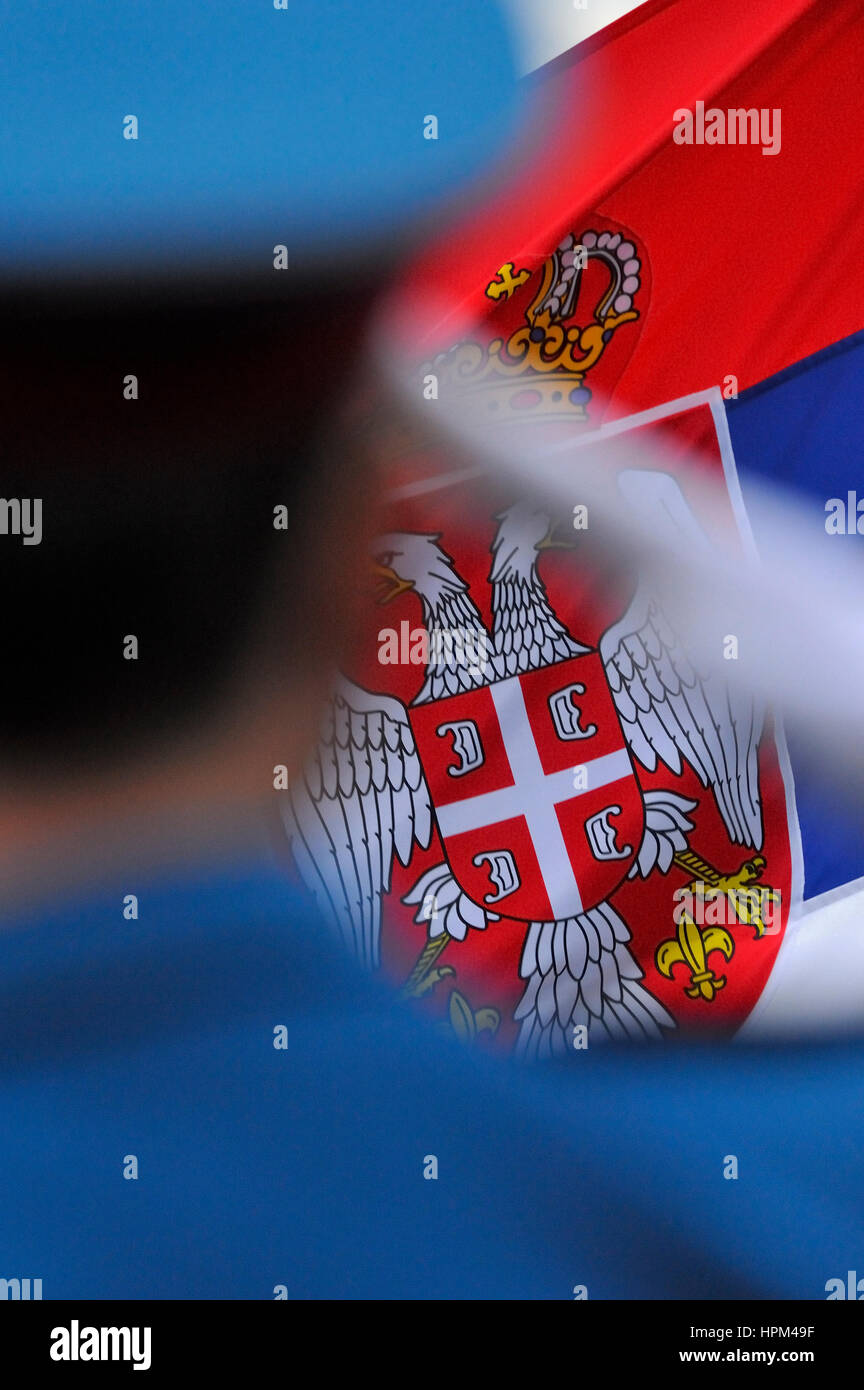 Les Forces armées serbes / Armée serbe de la brigade des Gardes [Garde] l'agent avec drapeau national lors de la cérémonie à Belgrade Banque D'Images