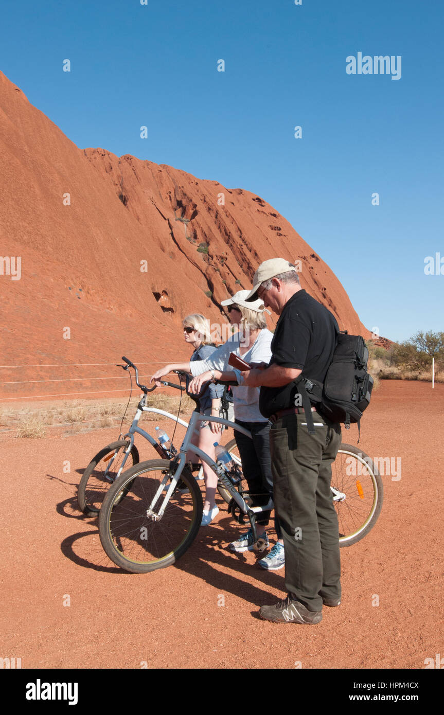 Les cyclistes à Uluru ou Ayers Rock, Australie centrale Banque D'Images