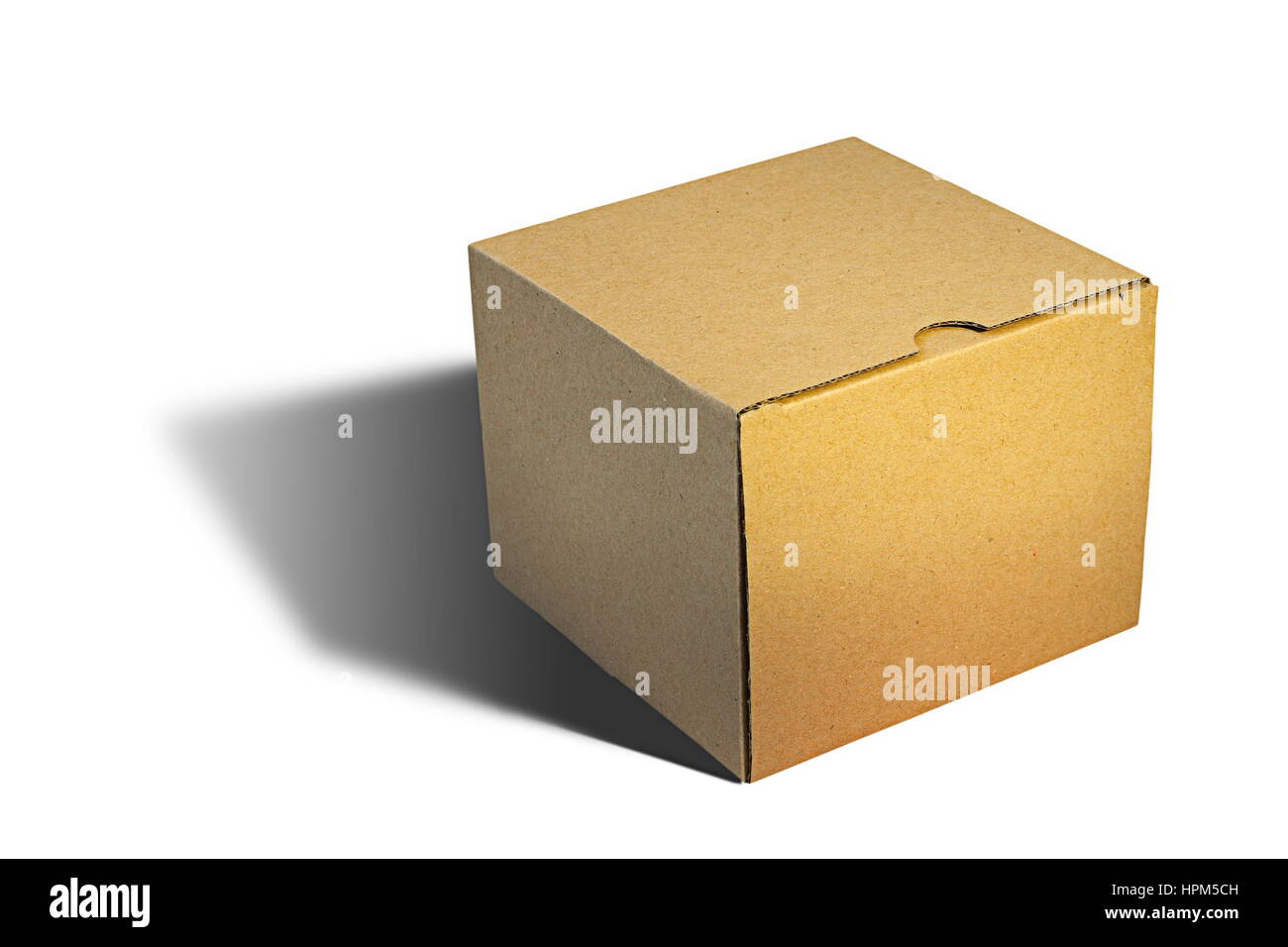 Boîte de carton fermé sur fond blanc avec ombre Banque D'Images