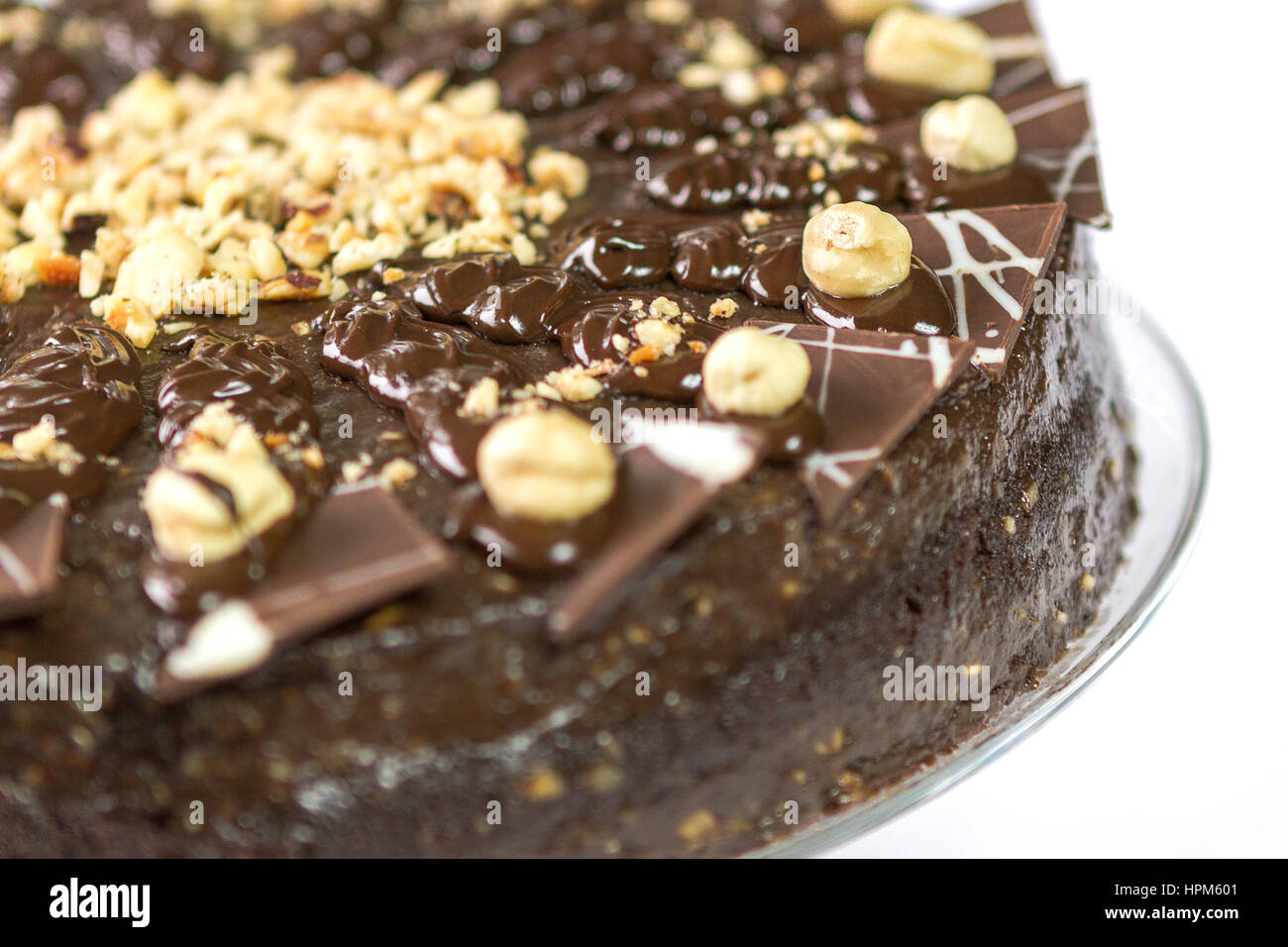 Délicieux délicieux gâteau au chocolat avec du chocolat et noix décorations isolé sur fond blanc Banque D'Images