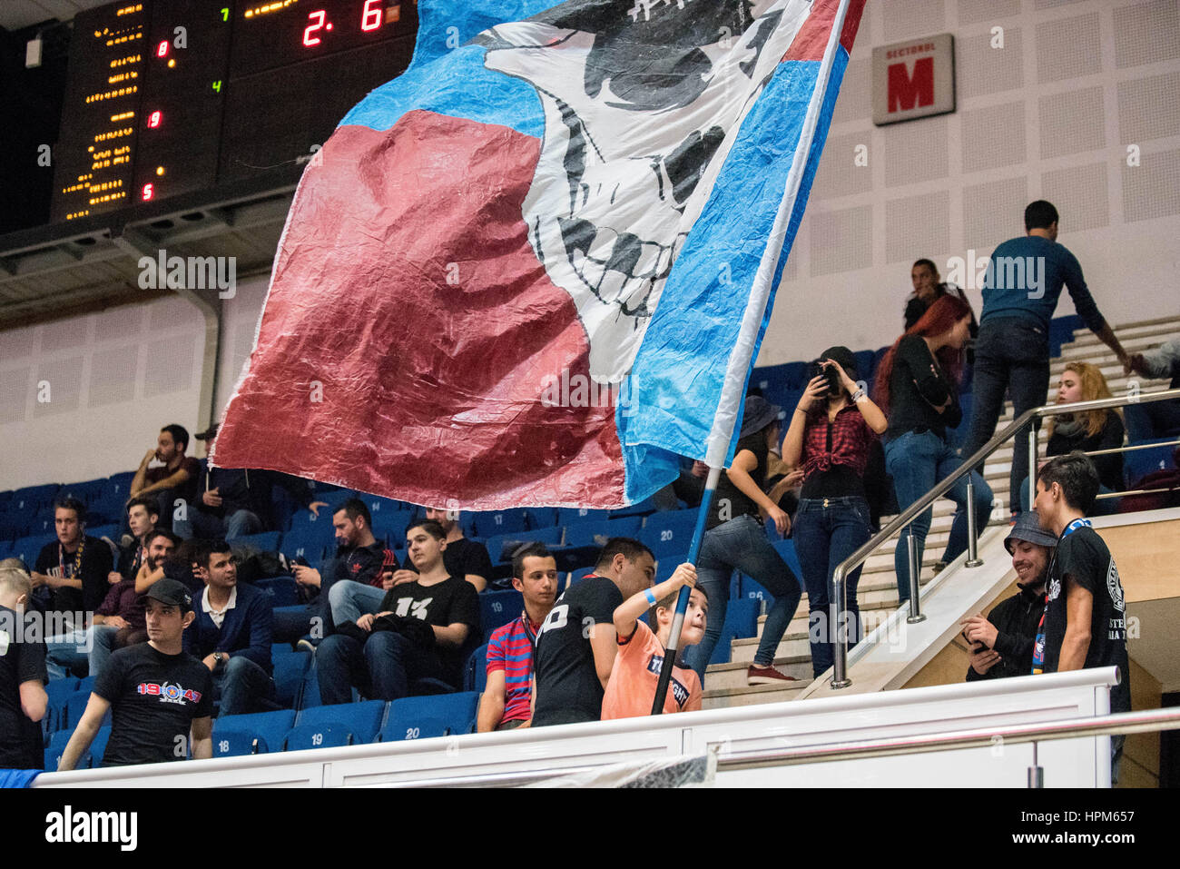 11 novembre 2015 : peu partisan pendant l'Eurocup Steaua match de basket-ball entre Steaua Bucarest EximBank CSM (ROU) vs Buducnost Podgorica Voli (MNE) au hall polyvalent à Bucarest, Roumanie ROU. Photo : Cronos/Catalin Soare Banque D'Images