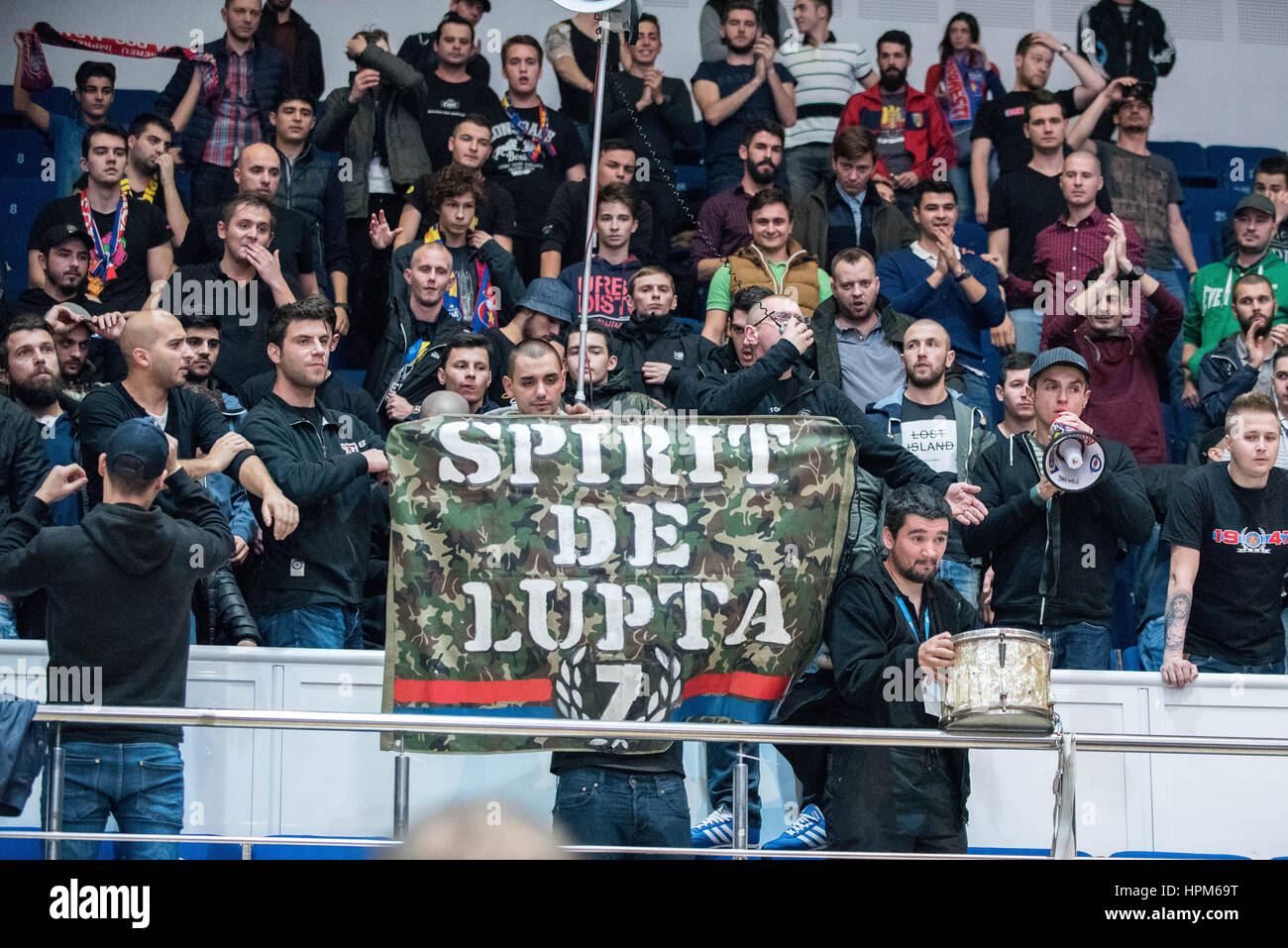 11 novembre 2015 : les partisans du Steaua pendant l'Eurocup match de basket-ball entre Steaua Bucarest EximBank CSM (ROU) vs Buducnost Podgorica Voli (MNE) au hall polyvalent à Bucarest, Roumanie ROU. Photo : Cronos/Catalin Soare Banque D'Images