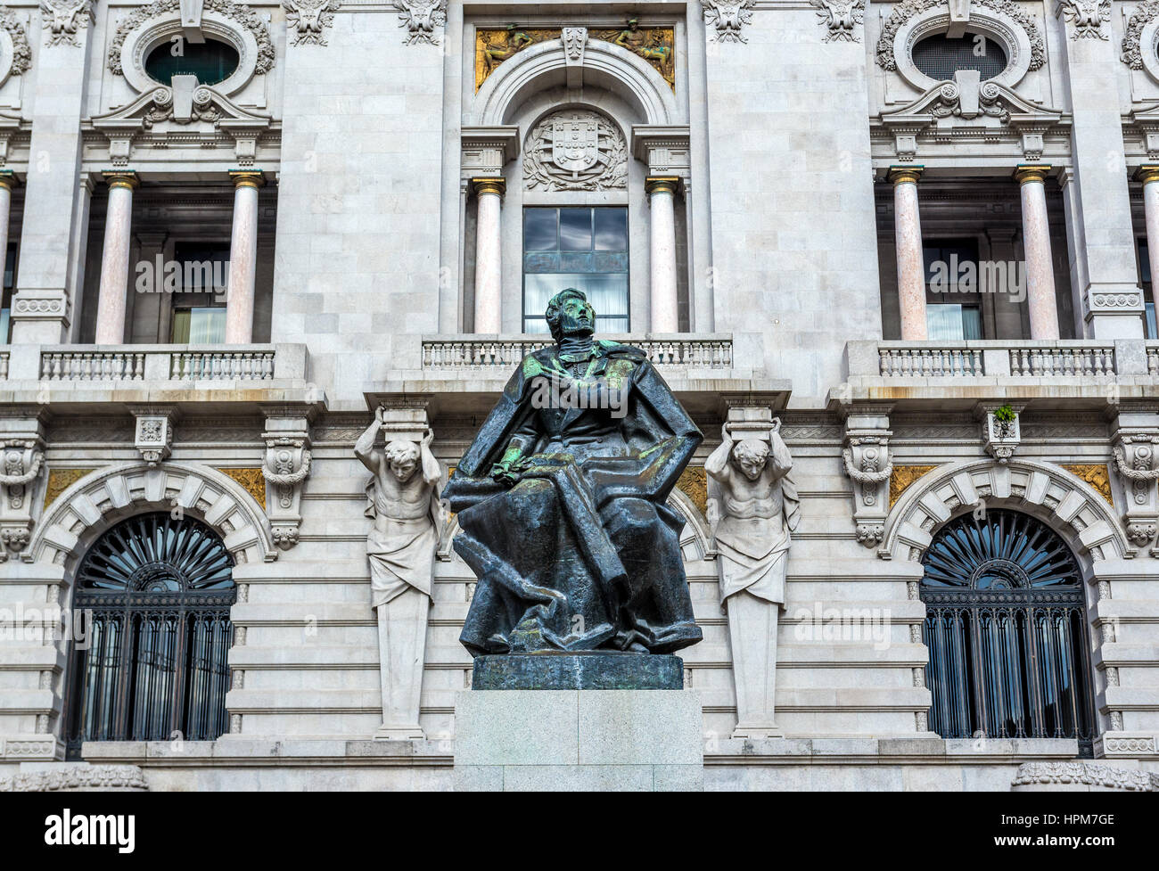 Statue du poète portugais, dramaturge, romancier et homme politique Almeida Garrett en face de hôtel de ville de Porto, Portugal Banque D'Images