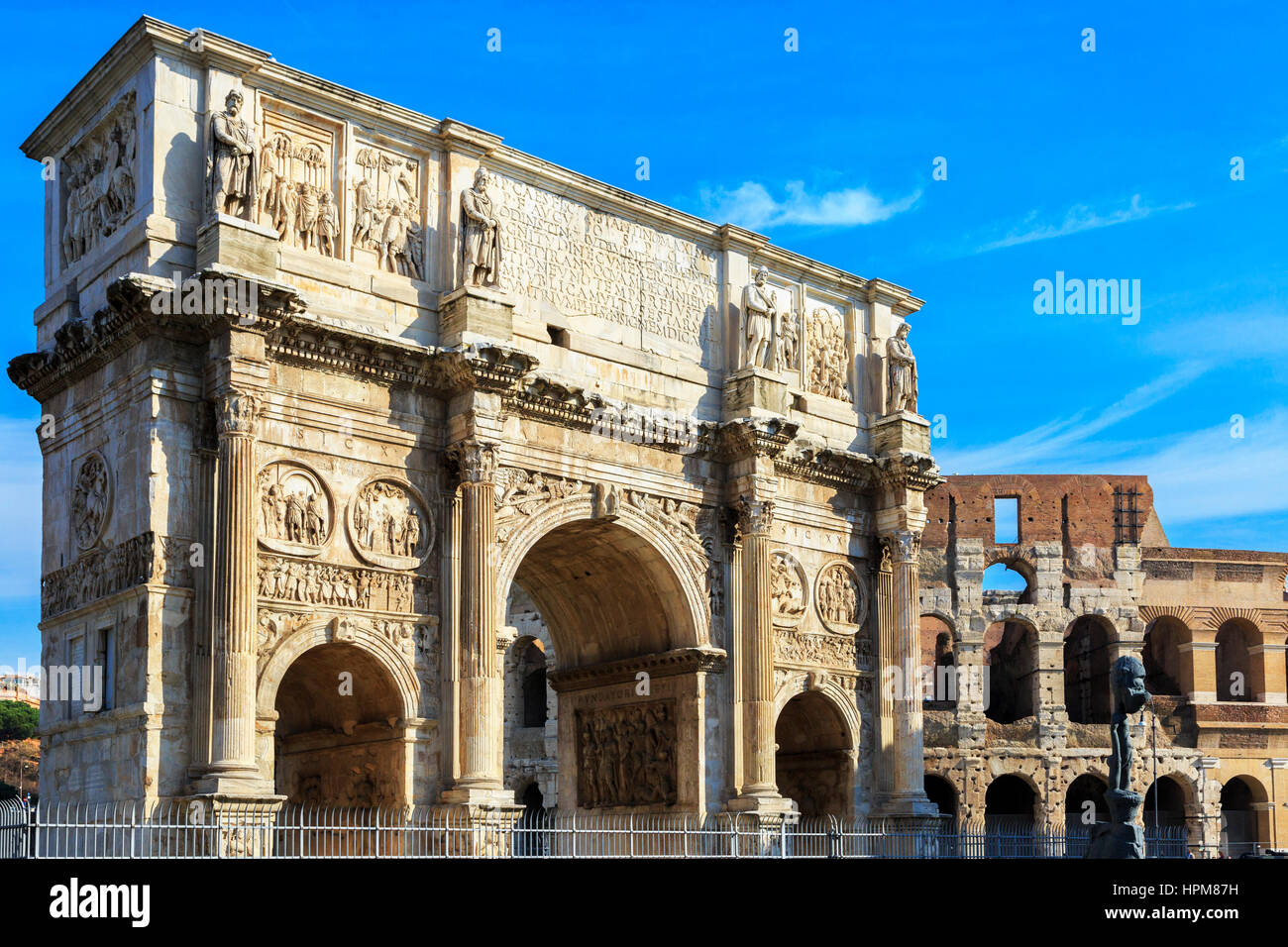 Arco de Constantino, l'Arc de Triomphe construit par les sénateurs dans AD315, située sur la Via Triumphalis, entre la colline du Palatin et le Colisée est Ro Banque D'Images