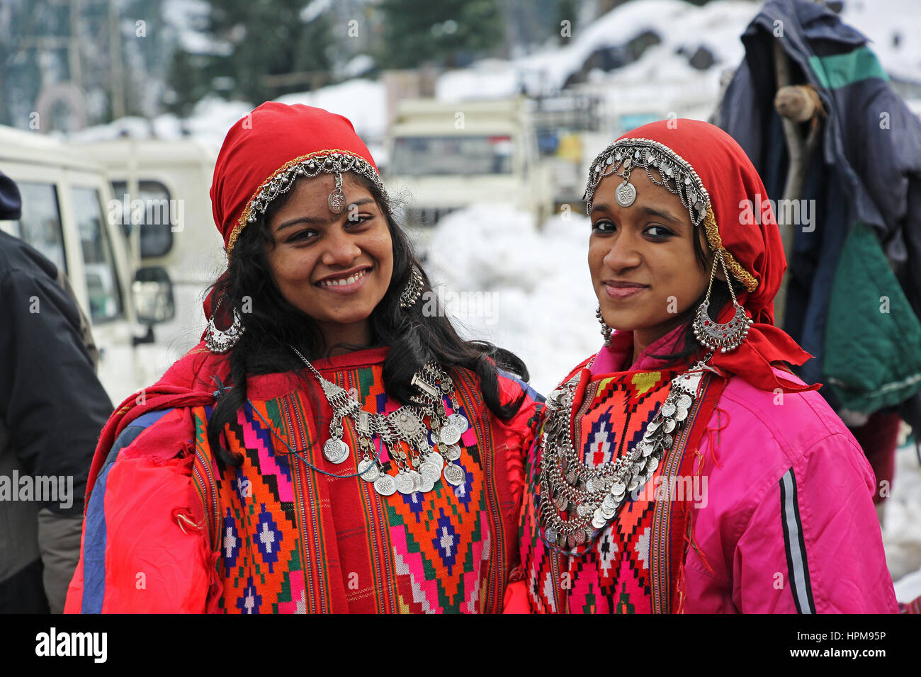 Manali, Inde - le 26 décembre 2013 - belles jeunes filles vêtues de la traditionnelle tenue tribal pattoo, vallée de Kullu, dans la chaîne de montagnes de l'himalaya r Banque D'Images