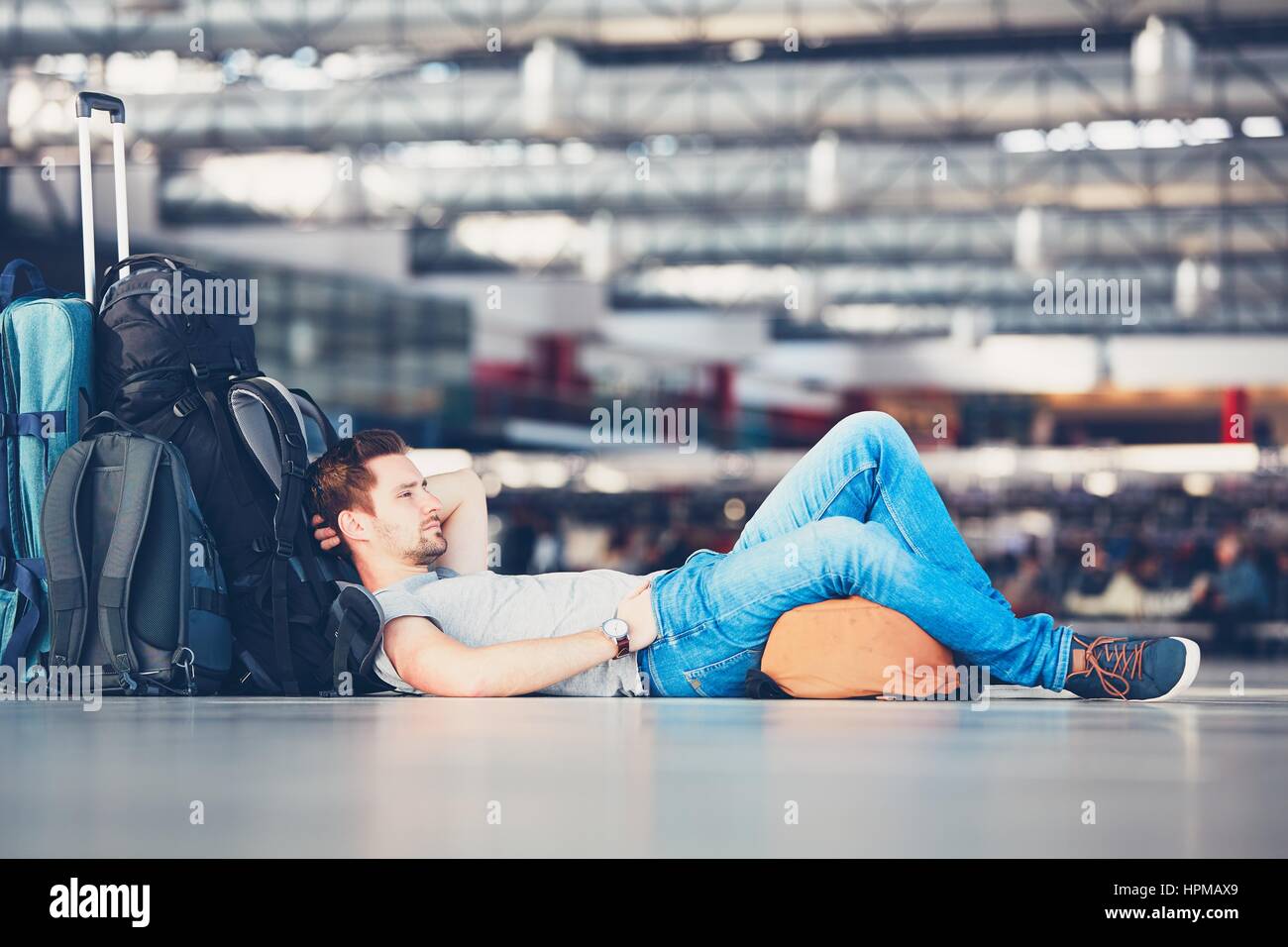 Traveler attendait à l'aéroport de départ du vol pour son retard. Banque D'Images