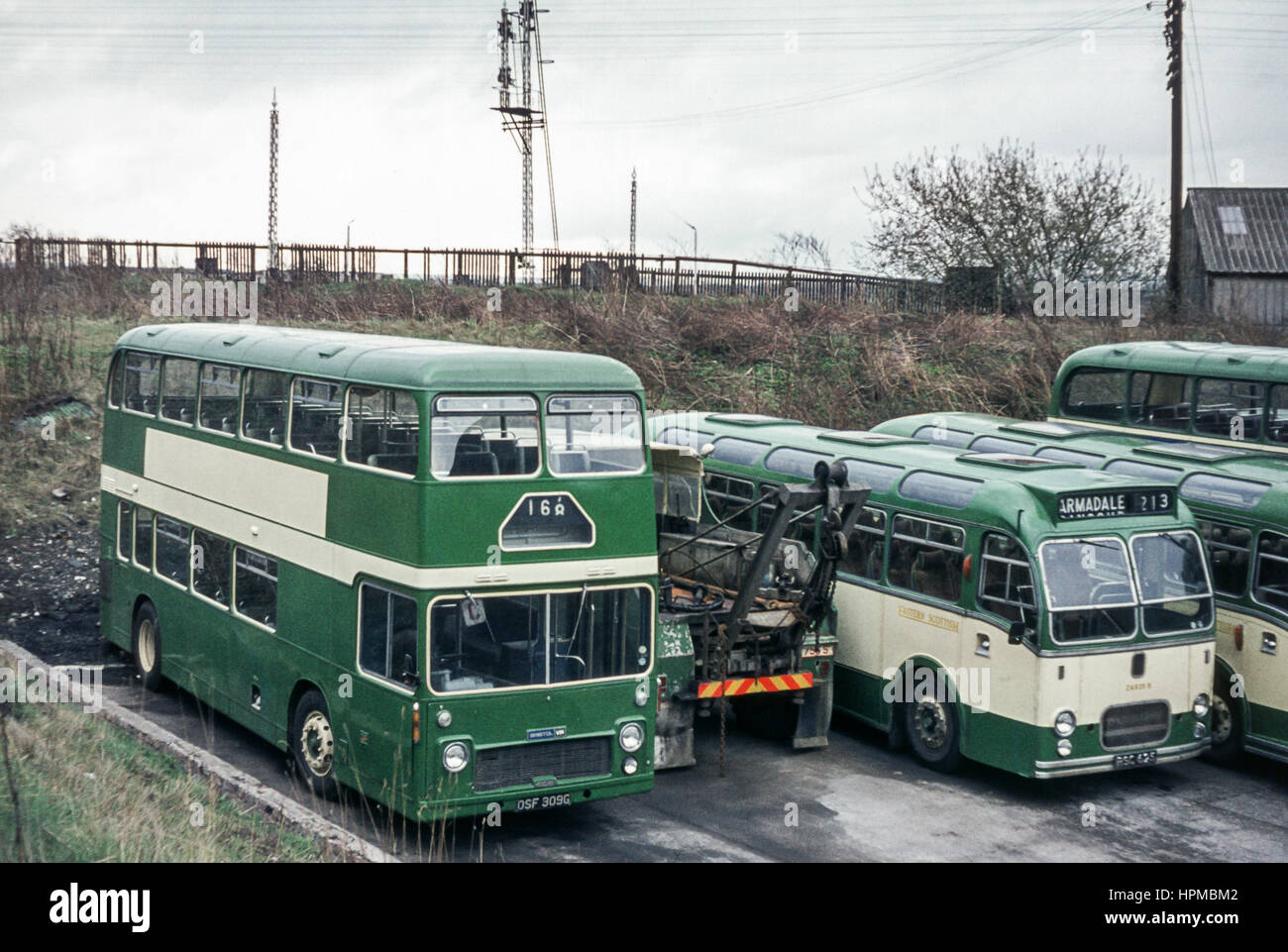 L'Écosse, Royaume-Uni - 1973 : image Vintage de bus Les bus de terrain. Avec les bus de la flotte écossaise orientale y compris double decker VRT/SL6G/ECW AA309 (numéro d'enregistrement OSF 309G) et l'entraîneur MW6G/ECW A625 (numéro d'enregistrement 625 RSC). Banque D'Images