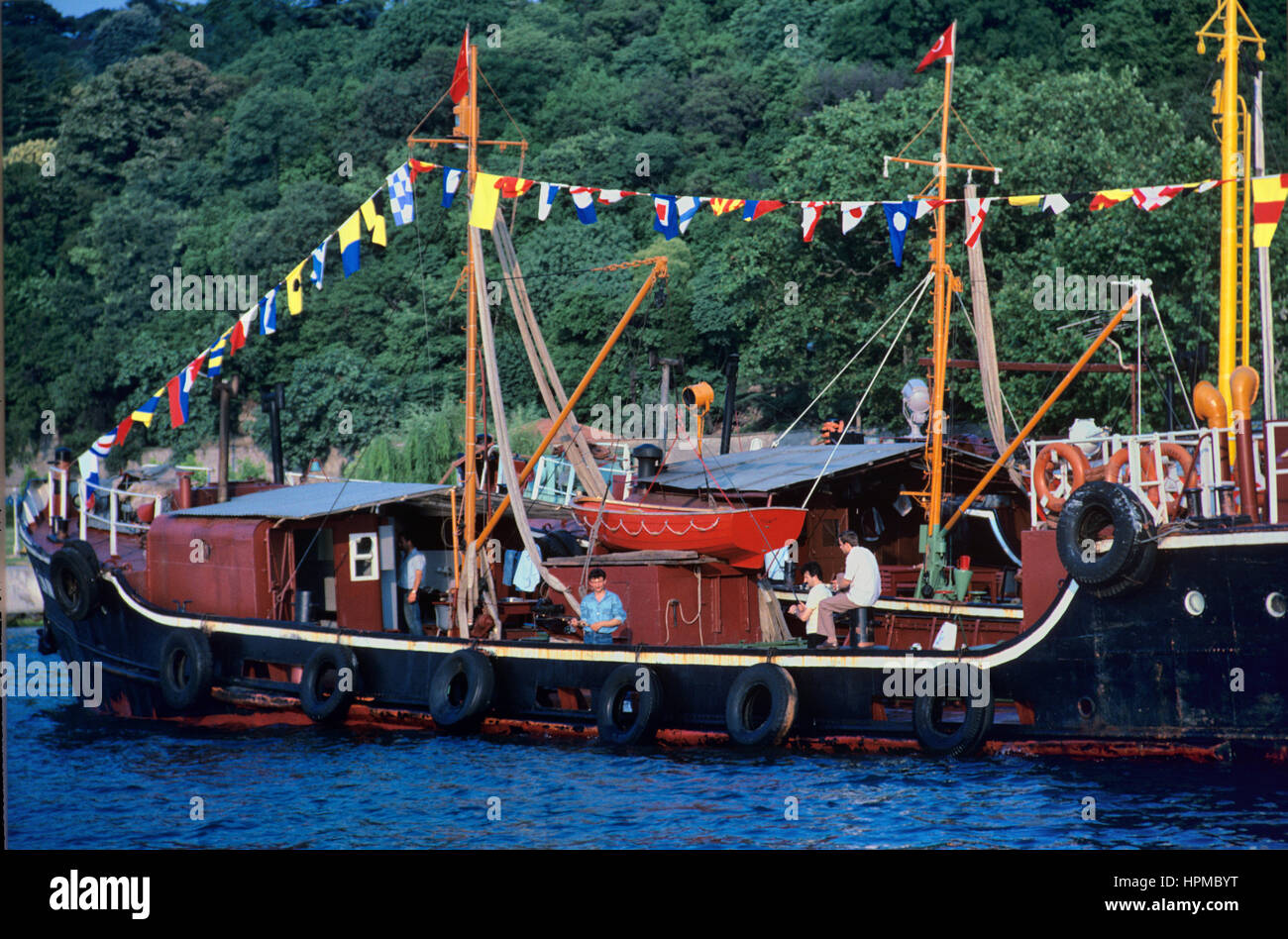 Les hommes turcs turcs ou de pêche bateau sur les rives du Bosphore Bosphore ou Straits Istanbul Turquie Banque D'Images