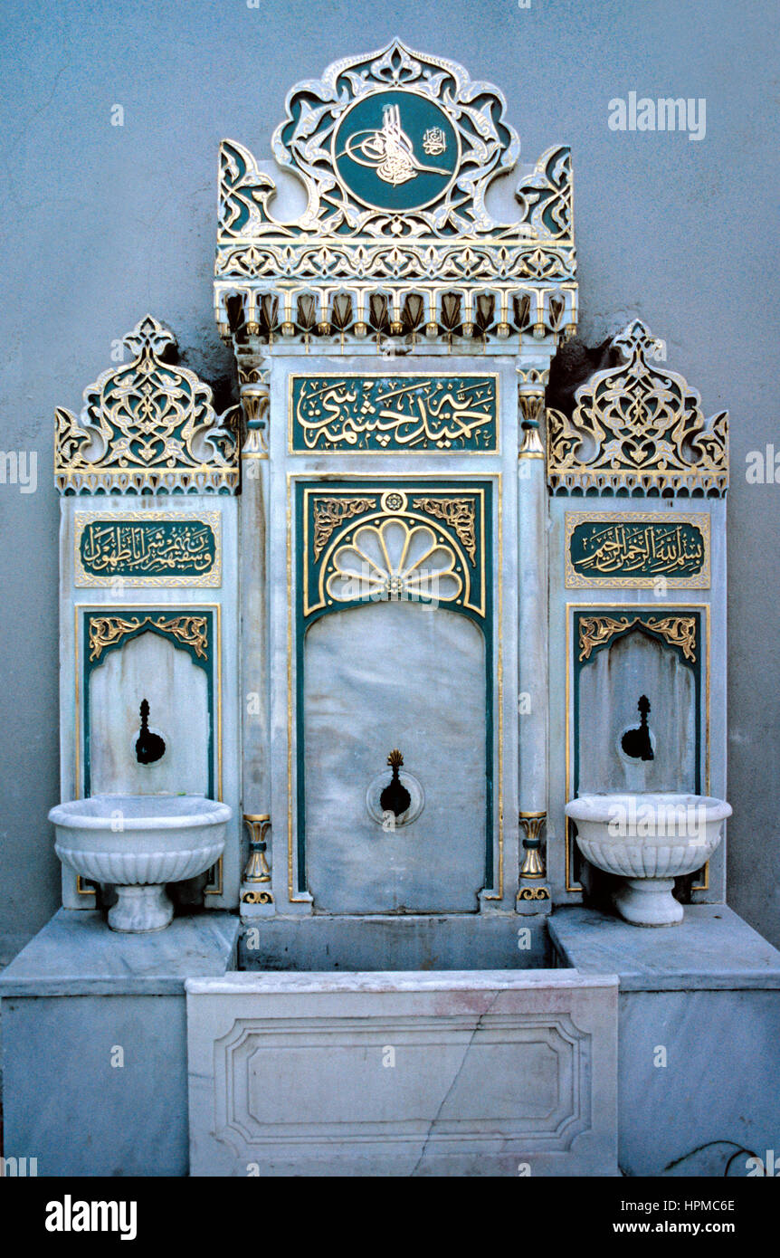 Fontaine murale en Ottoman orné, ou fontaine Hamidiye (fin c19e), Palais de Yildiz Istanbul Turquie. La fontaine dispose de panneaux calligraphiques et le Sultan Tughra ou Signature d'Abdülhamid II. Banque D'Images