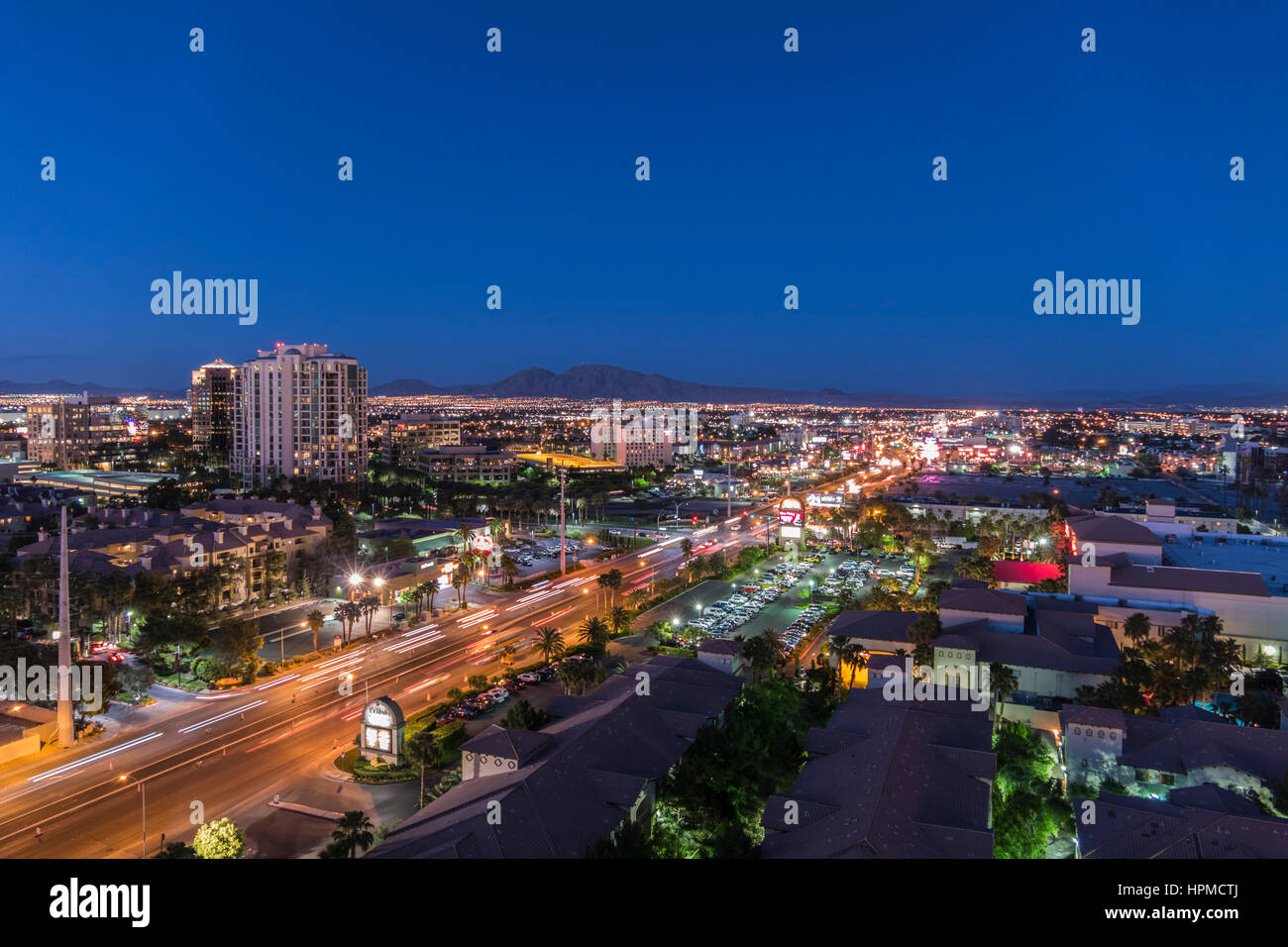 Las Vegas, Nevada, USA - 9 mai 2016 : Crépuscule vue vers le bas Flamingo Road à l'est de la bande de Las Vegas. Banque D'Images