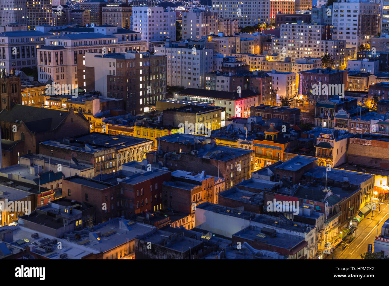 Editorial vue nocturne de San Francisco's historique de Chinatown et Nob Hill des rues, des bâtiments et des toits. Banque D'Images