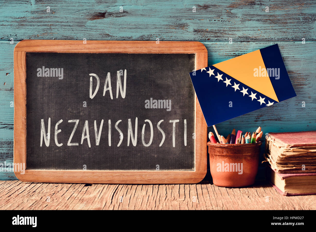 Un tableau sur le texte Dan Nezavisnosti, jour de l'indépendance écrit en bosniaque, un pot avec des crayons, des livres et le drapeau de la Bosnie et Herzegovin Banque D'Images