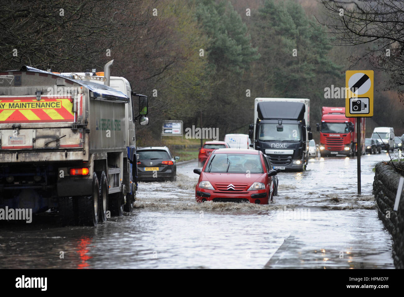 Inondations sur l'A616 By-pass Stocksbridge près de Sheffield, South Yorkshire, UK, pendant les doris. Banque D'Images