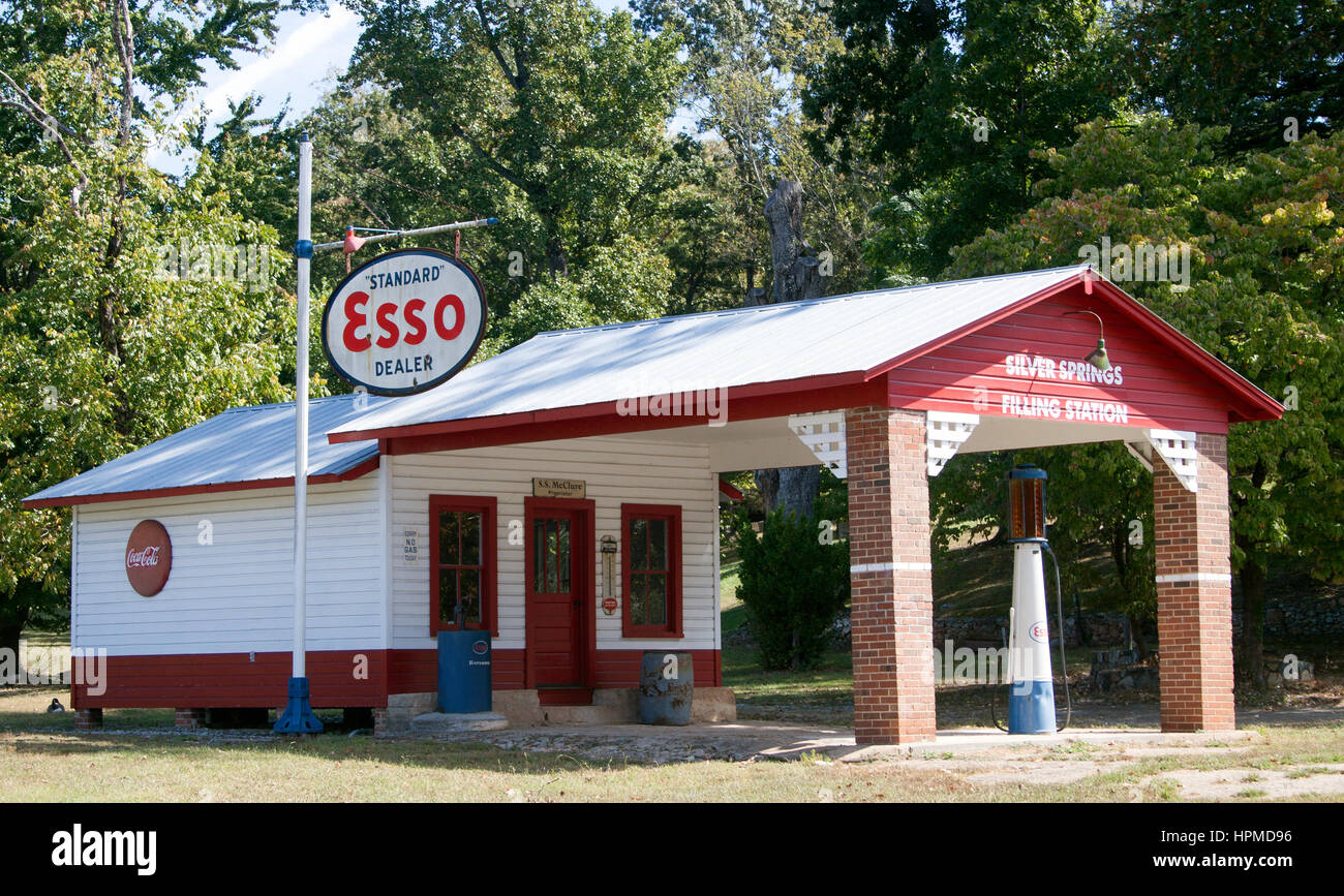 Une station-service Esso vintage préservée à Landrum, SC, offre un aperçu nostalgique de la culture de service routière américaine classique. Banque D'Images Une station-service Esso vintage préservée à Landrum, SC, offre un aperçu nostalgique de la culture de service routière américaine classique. Banque D'Images