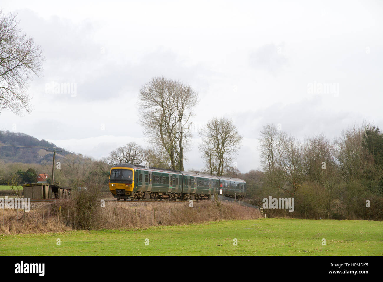 Une unité multiple de classe 166 Turbo Express diesel numéro 166204 qui travaille un service Great Western Railway à Betchworth le 4th février 2017. Banque D'Images