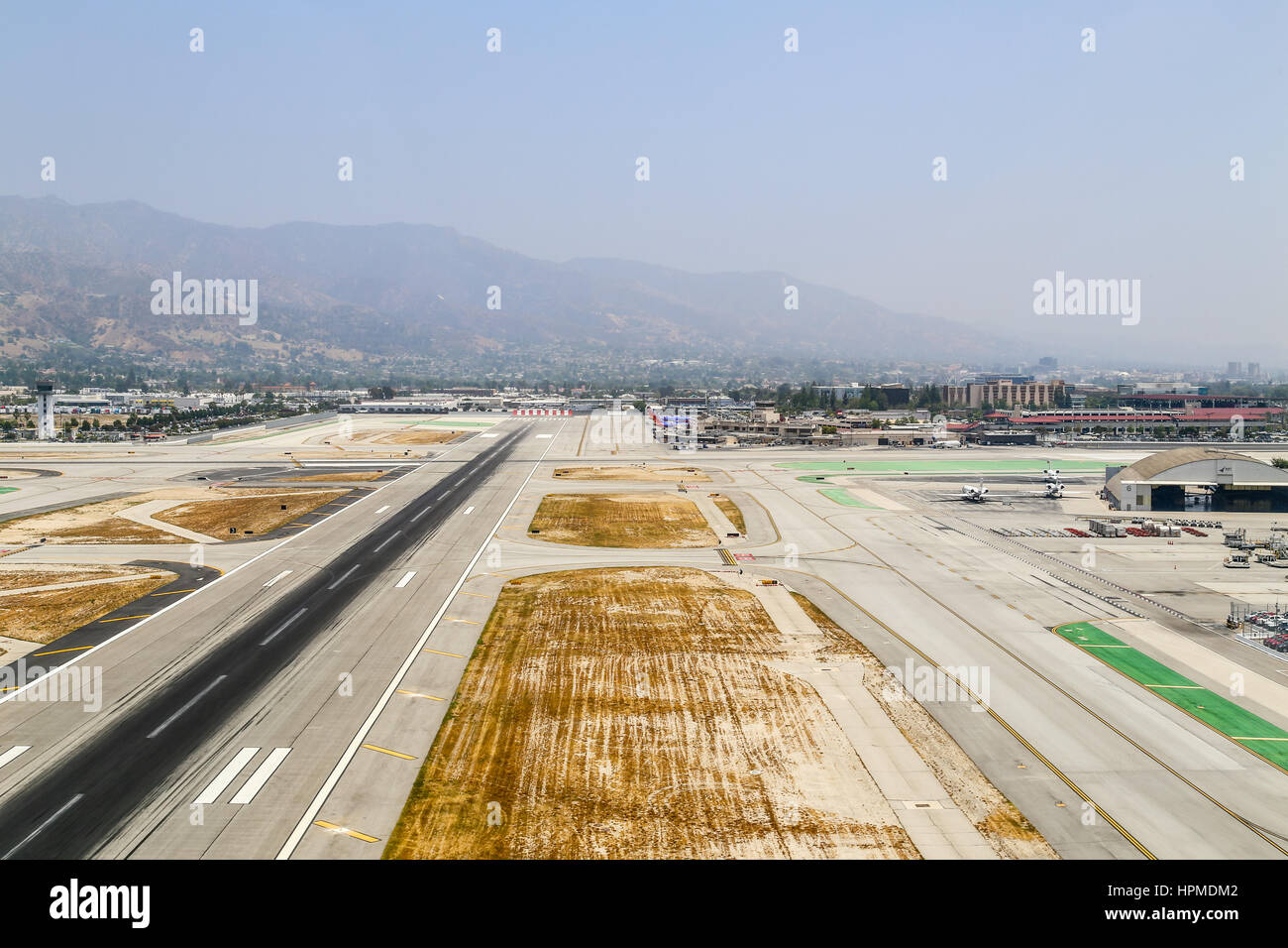 Burbank, États-Unis - 27 mai 2015 : Vue aérienne de l'aéroport avec des pistes, un hangar et des avions en stationnement. Banque D'Images