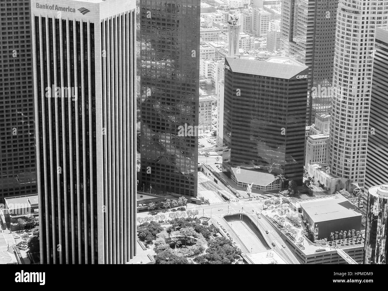 Los Angeles, États-Unis - 27 mai 2015 : Détail de l'horizon du centre-ville de Los Angeles avec la Banque d'Amérique Centre à l'avant-plan. La photo est en bl Banque D'Images