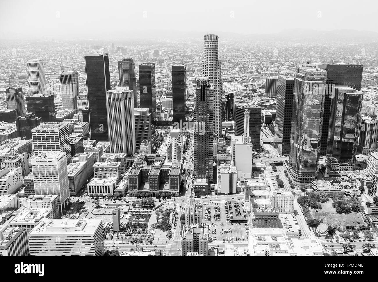 Los Angeles, États-Unis - 27 mai 2015 : Vue aérienne de l'horizon du centre-ville de Los Angeles en noir et blanc. Banque D'Images