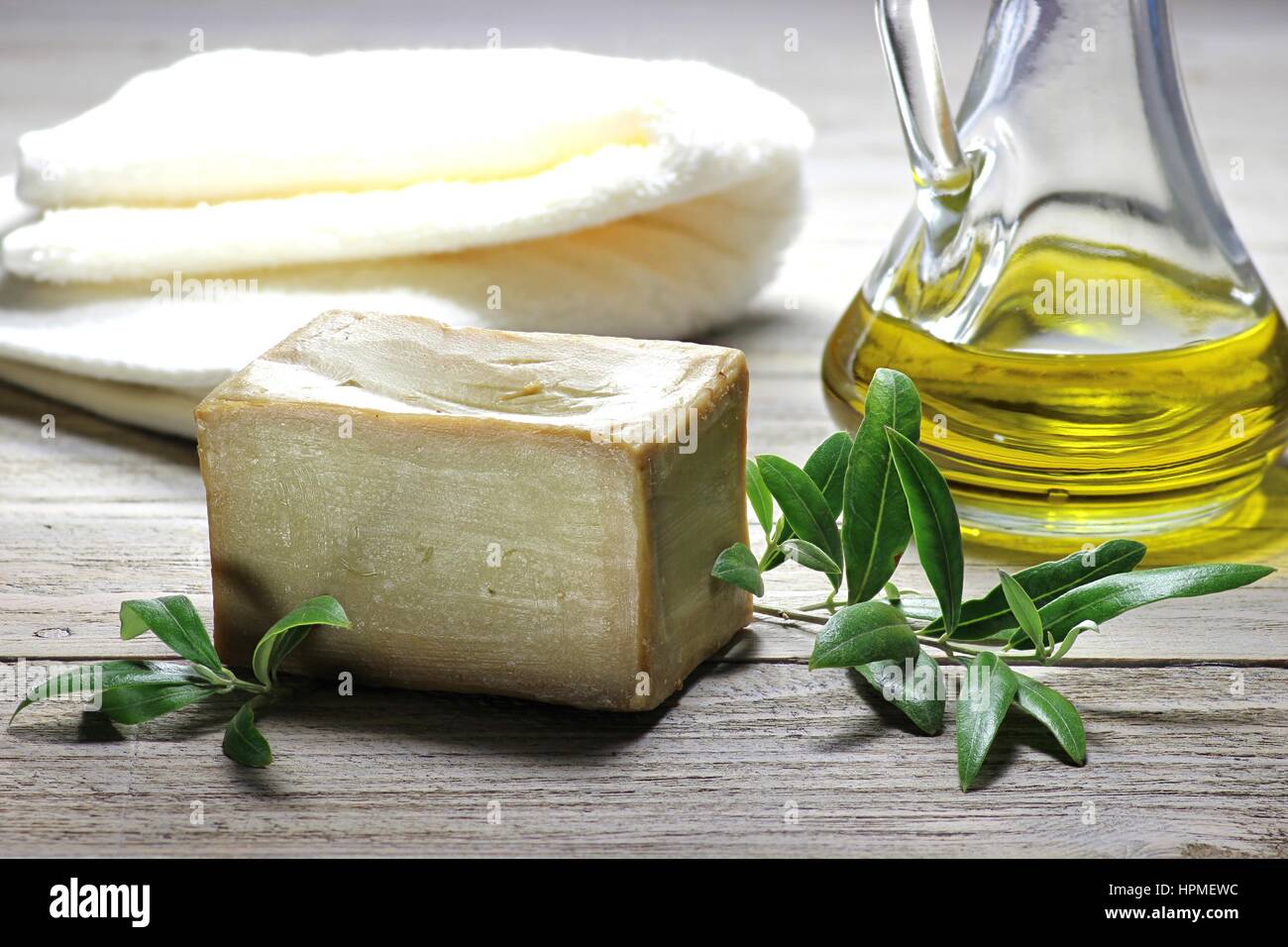 Base d'huile d'olive savon coupés à la main sur fond de bois Banque D'Images