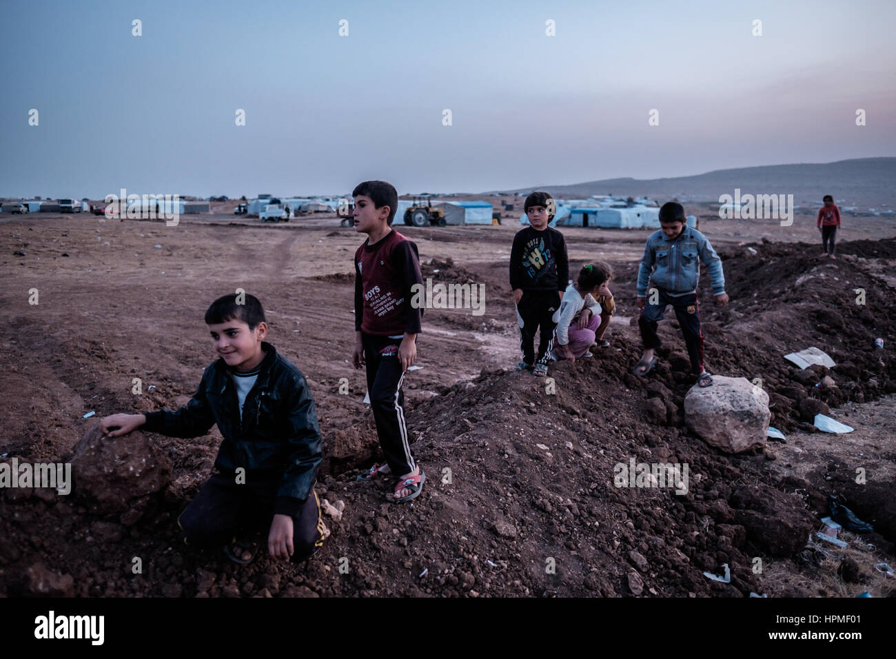 Les enfants dans la vallée cachée de l'ontop Sinjar mountain au-dessus de la ville de Sinjar, province de Ninive, dans le Nord de l'Irak. Banque D'Images
