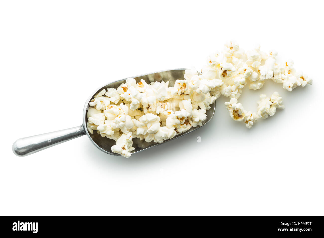 Popcorn savoureux en metal écope isolé sur fond blanc. Banque D'Images