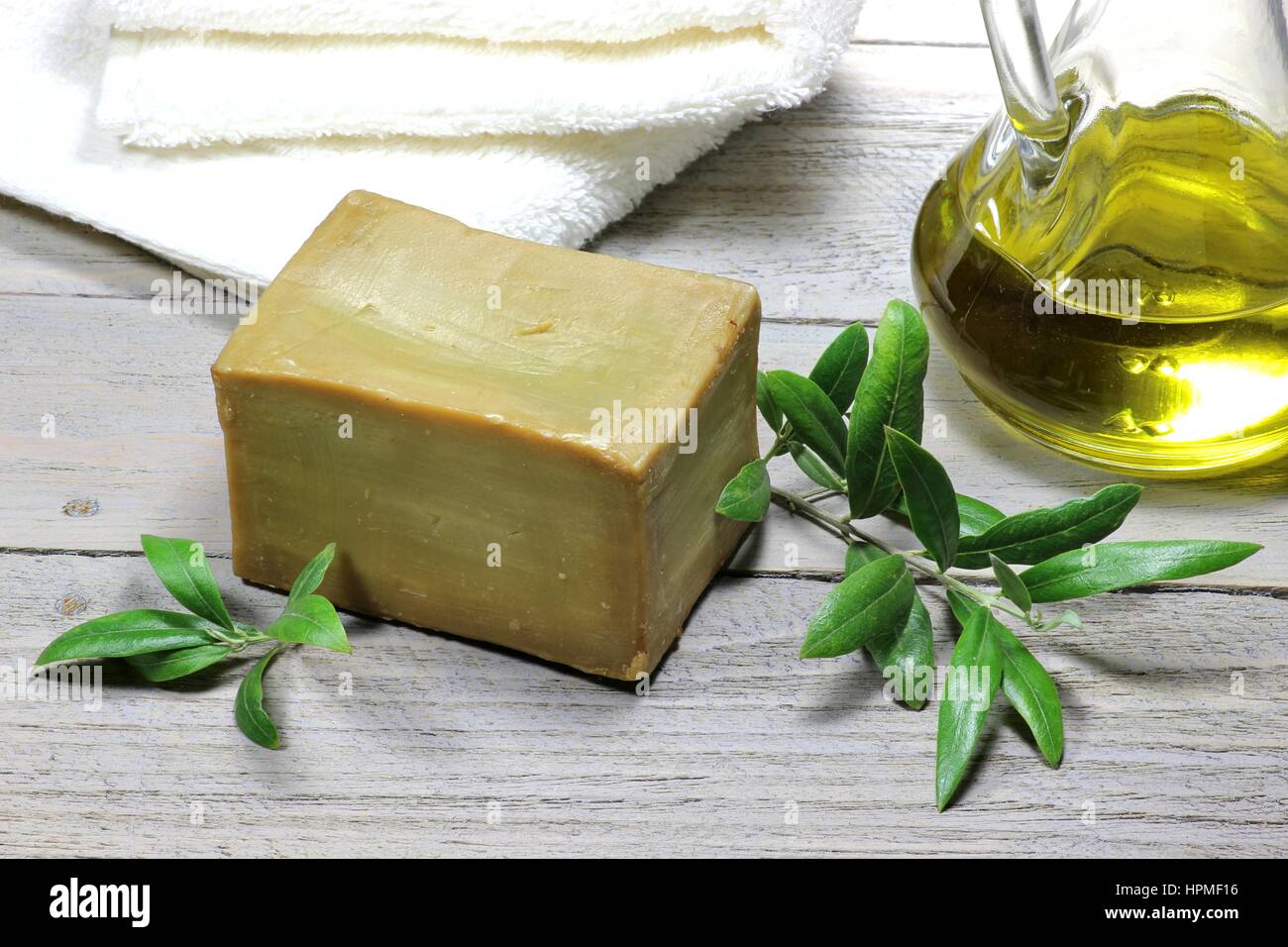 Base d'huile d'olive savon coupés à la main sur fond de bois Banque D'Images