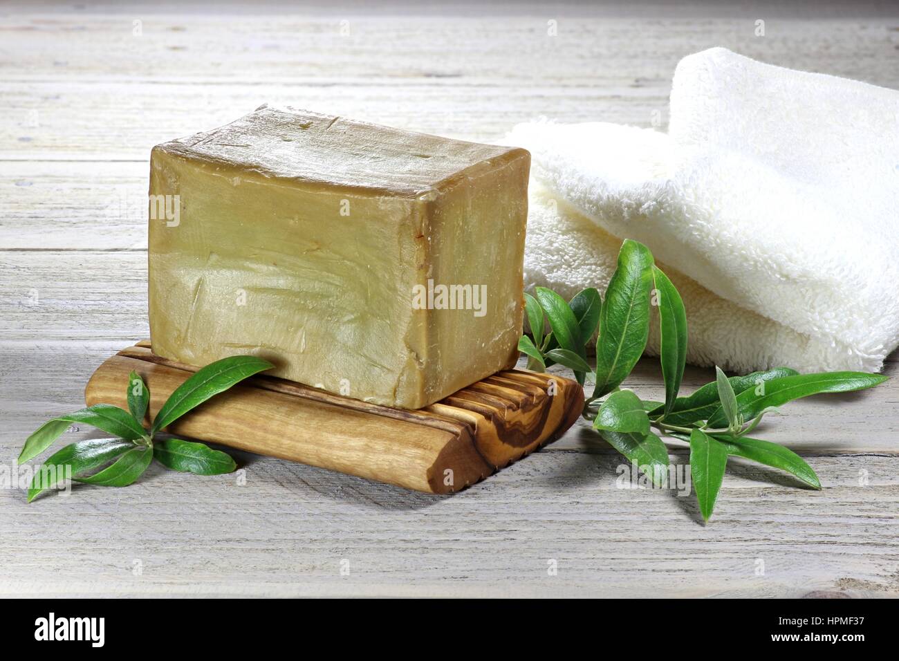 Base d'huile d'olive savon coupés à la main sur fond de bois Banque D'Images