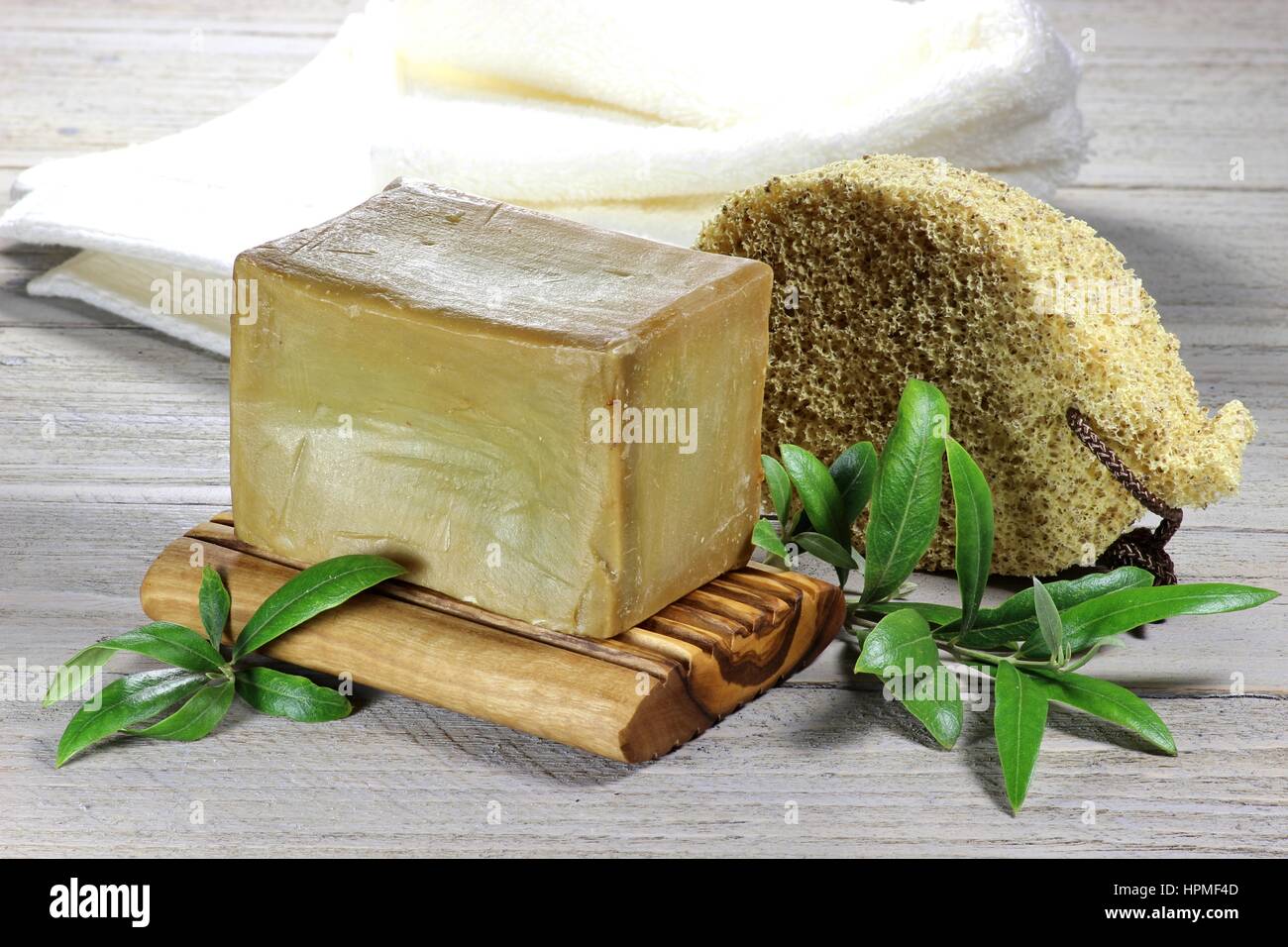 Base d'huile d'olive savon coupés à la main sur fond de bois Banque D'Images