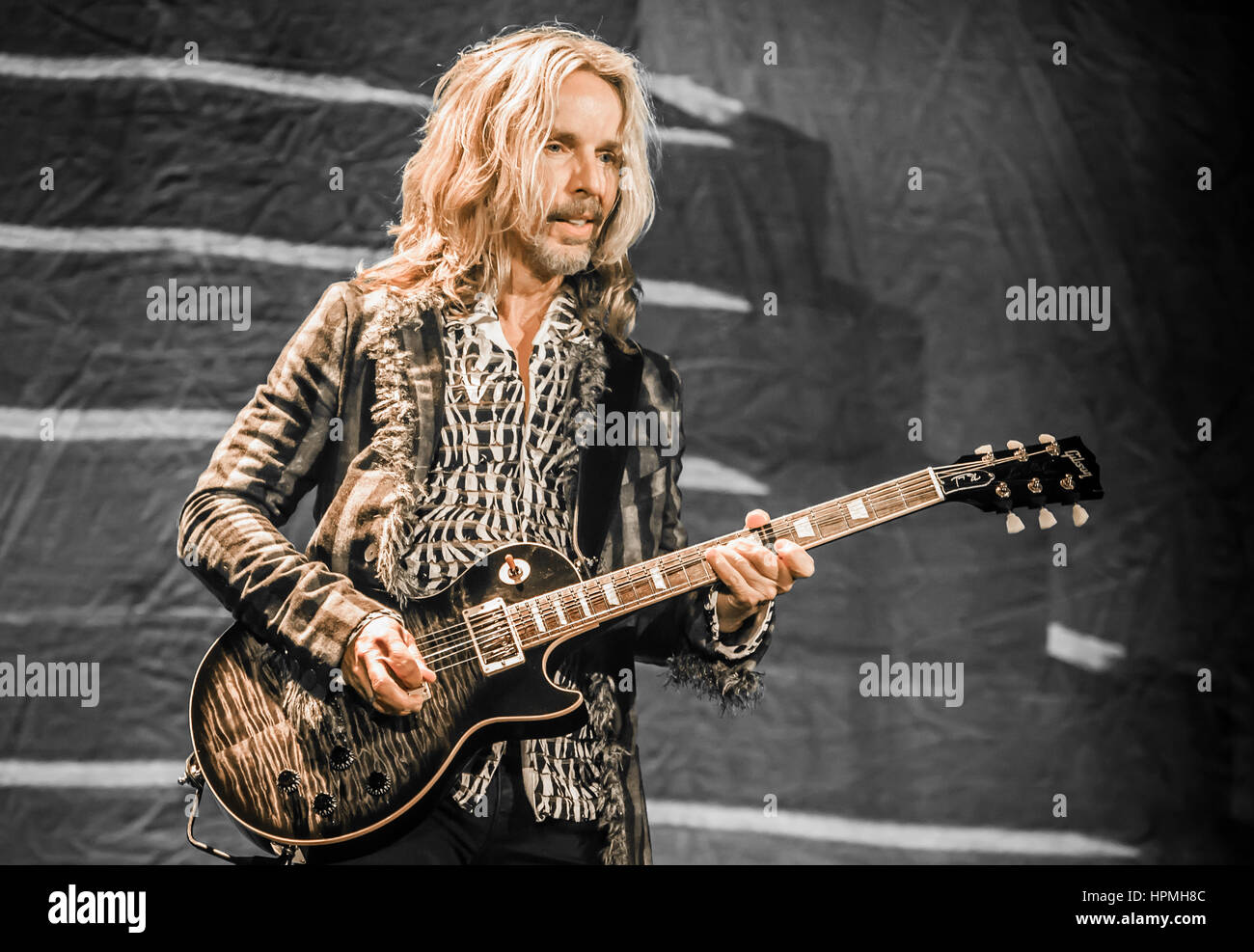 Tommy Shaw avec Styx - fonctionne à l'amphithéâtre du Pacifique à Costa Mesa CA. le 15 juin, 2016 Photo : Dave Safley | ModernPics Banque D'Images