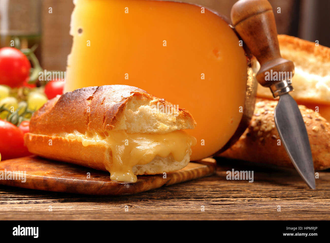 Toast avec du fromage frais sur brown vintage background Banque D'Images