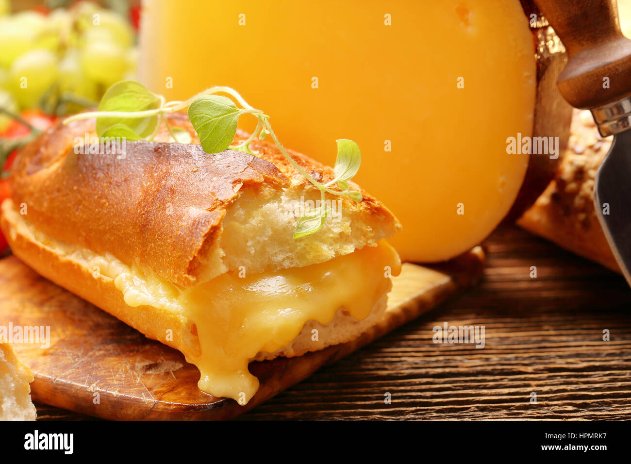Toast avec du fromage frais et de fines herbes sur brown vintage background Banque D'Images