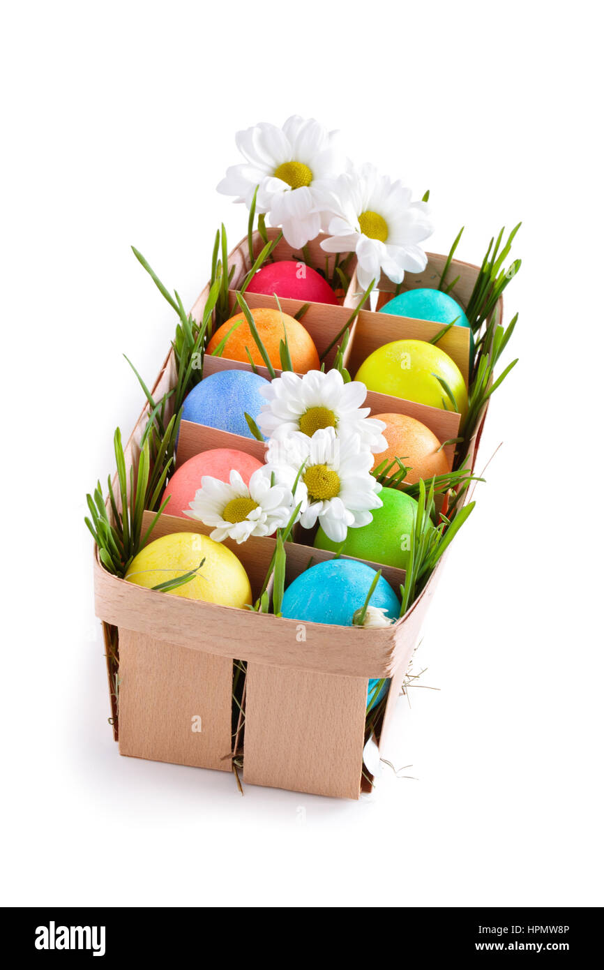 Les oeufs de Pâques colorés isolé sur fond blanc. Banque D'Images Les oeufs de Pâques colorés isolé sur fond blanc. Banque D'Images