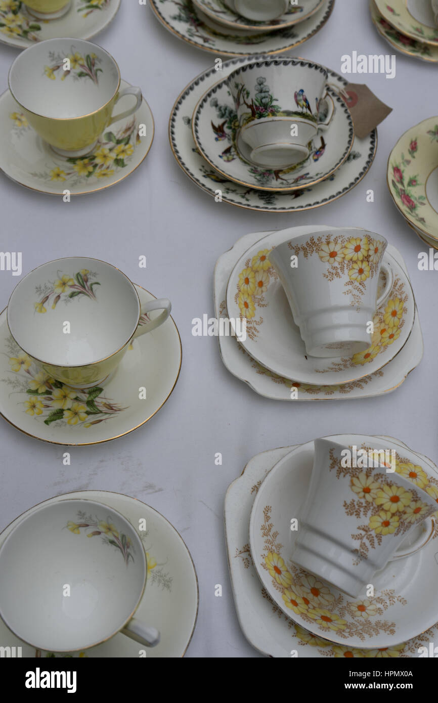 La Chine orné d''un plateau tasses, soucoupes et assiettes Banque D'Images