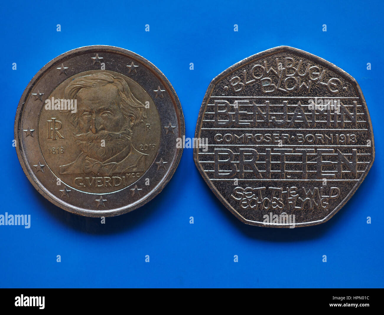 Deux Euros et 20 pièces de monnaie argent pence sur fond bleu Banque D'Images