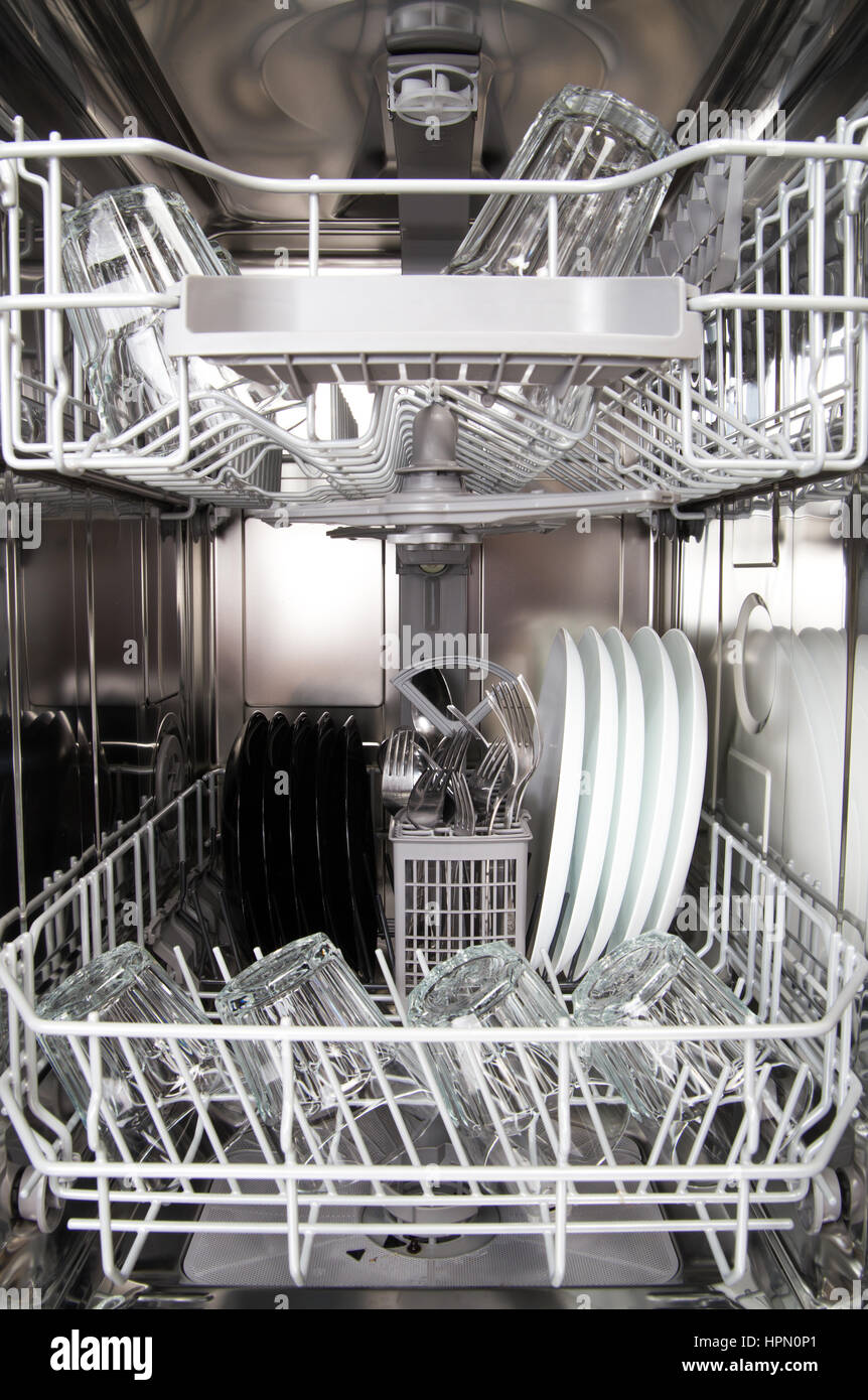 Nettoyer la vaisselle dans un lave-vaisselle moderne machine Banque D'Images
