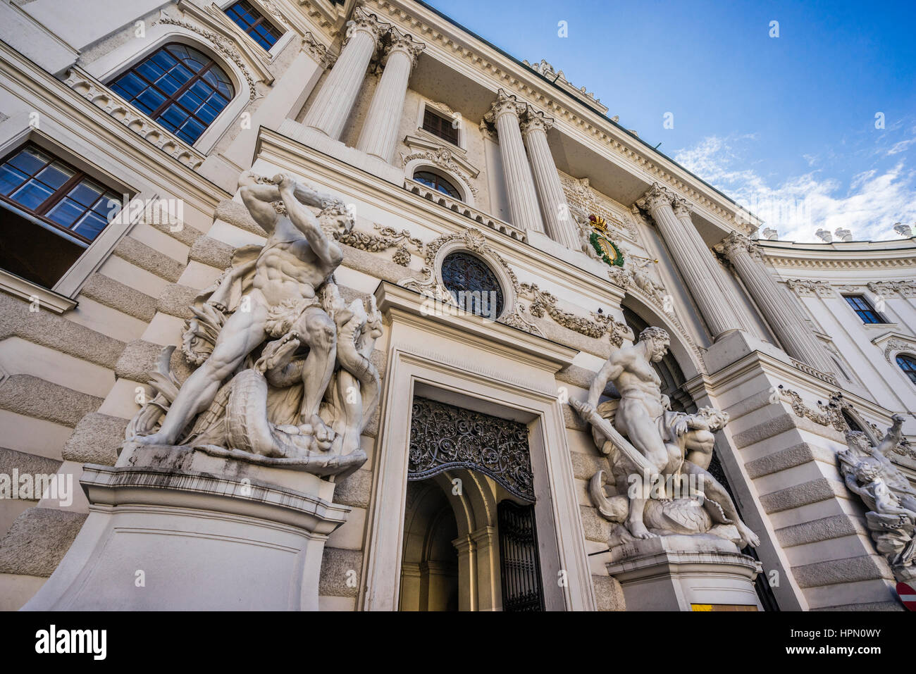 L'Autriche, Vienne, Hercules monumentales statues représentant des scènes de la mythologie classique sont flanquant la porte du St Michael's Wing à la Vienna Banque D'Images