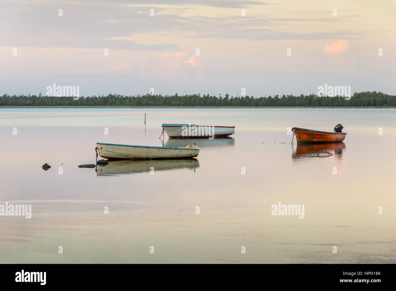 Bateaux de pêche rustique au lever du soleil. Paysages de l'île Maurice. Banque D'Images