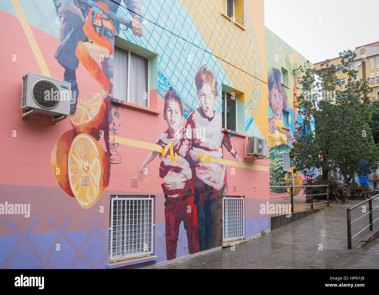 Centre de santé peint avec de grandes peintures murales faisant la promotion de la santé pour encourager l'activité physique et une alimentation saine. Santa Cruz de Tenerife, Canaries, Espagne. Banque D'Images