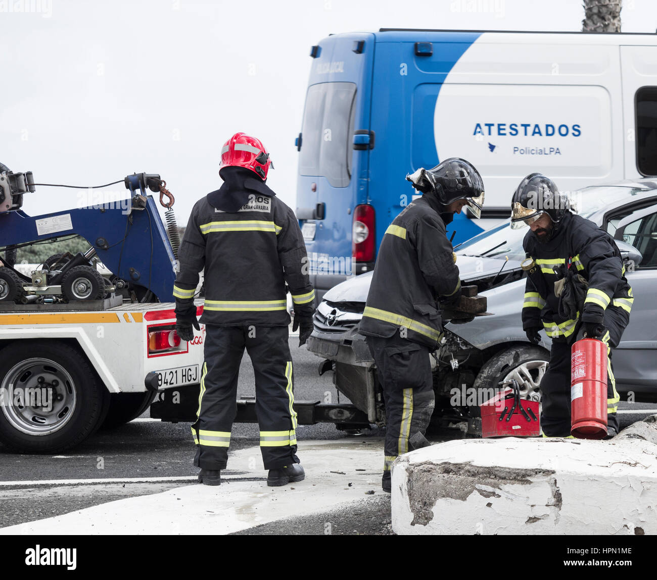 Accident de la route en Espagne avec les pompiers (bomberos) présents. Banque D'Images