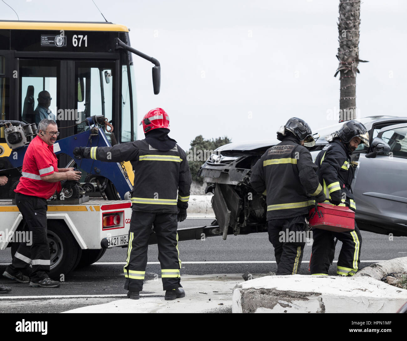 Accident de la route en Espagne avec les pompiers (bomberos) présents. Banque D'Images