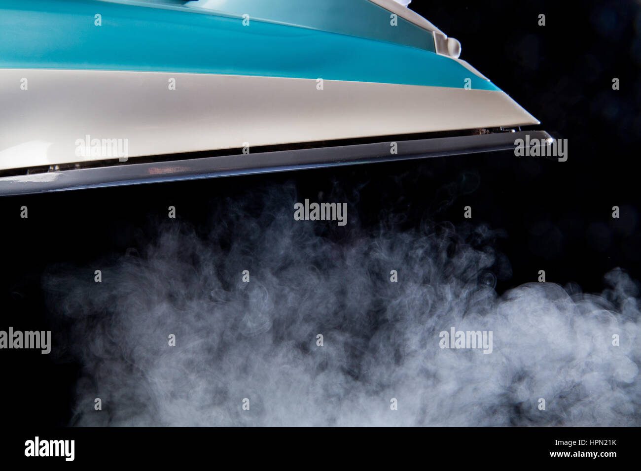Vue rapprochée du fer et de la vapeur sur fond noir Banque D'Images