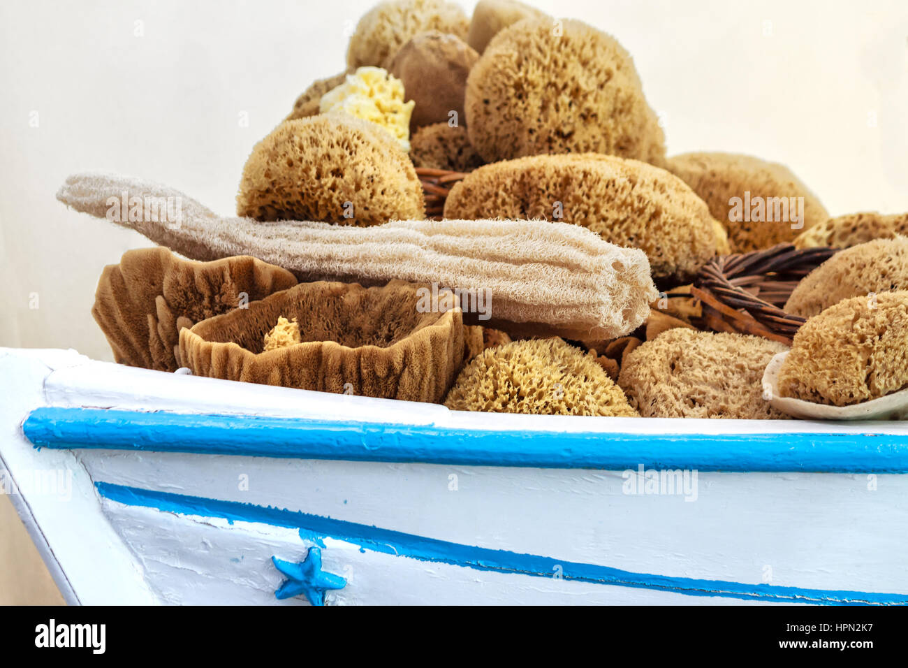 Affichage de pittoresque éponges de mer naturelles dans un vieux bateau de plongée éponge Banque D'Images